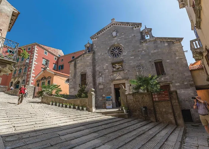 3 Bedroom Lovely In * Santalezi